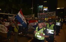 Un fuerte contingente policial fue desplegado en la marcha estudiantil anoche en Ciudad del Este.
