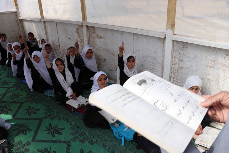 Las escuelas para las niñas adolescentes, entre 12 y 18 años de edad, siguen cerradas”, afirmó a Efe el portavoz adjunto del Gobierno interino de los talibanes, Inamullah Samangani.