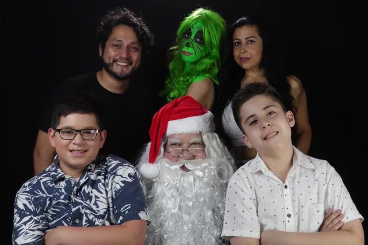 El elenco de la obra "Una Navidad en apuros" junto al dramaturgo Henry Fornerón y la productora Margarita Franco.
