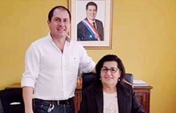 Celina Roa y su hijo reclamado por la justicia uruguaya en el despacho de la gobernación de Caazapá, atrás la foto de Horacio Cartes.