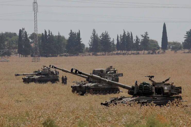 Tanques israelíes desplegados cerca de la frontera con Líbano.