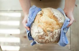 El pan no engorda. El pan se puede comer a cualquier hora del día, también en la cena. Siempre y cuando tengamos una alimentación equilibrada durante el día.
