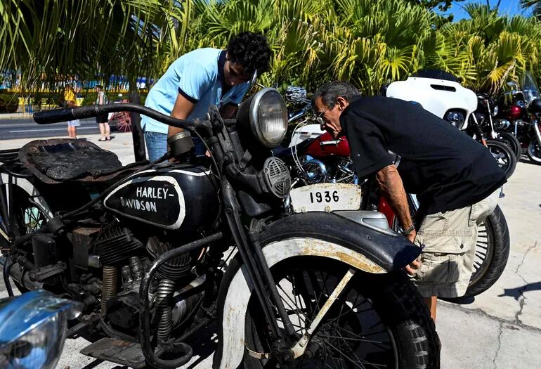 Zwei Männer betrachten ein altes Harley-Davidson-Modell während der Parade klassischer Motorräder in Varadero, Provinz Matanzas, Kuba. | Bildquelle: © Na | Bilder sind in der Regel urheberrechtlich geschützt