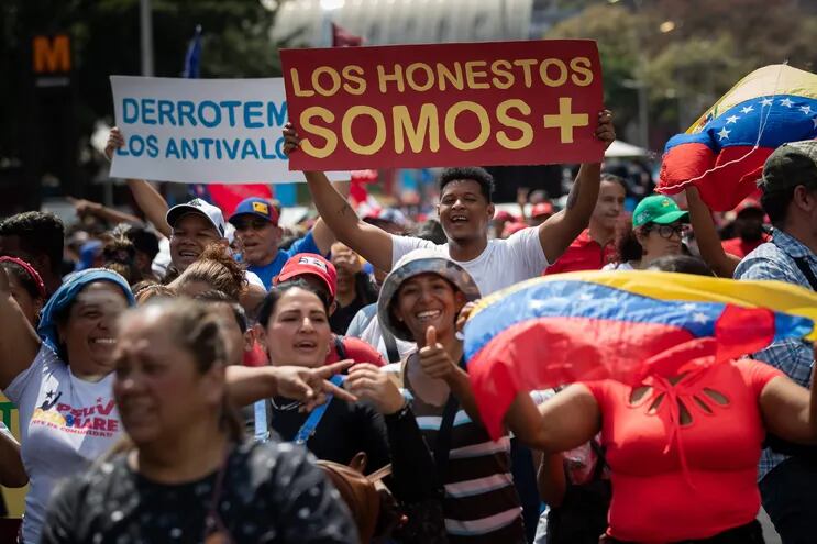 Ciudadanos participan en una marcha chavista contra la corrupción, este sábado en Caracas.
