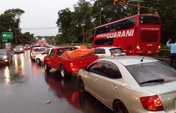 Debido a que un vehículo quedó descompuesto en la zona zona del Rubén Dumot (ex Aratirí), el tráfico se elenteció sobre la la Ruta PY02 Mcal. José Félix Estigarribia.