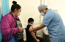 Un niño recibe una de las vacunas contra el COVID-19 en el Sanatorio Británico.