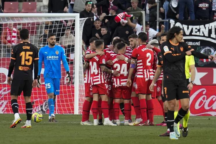 El jugador del Girona FC Borja García (24) celebra el gol conseguido ante el Valencia durante el partido de LaLiga Santander que se disputa este domingo entre Girona FC y Valencia CF, en el estadio municipal de Montilivi de Girona.