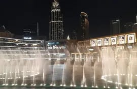 Espectáculos acuático y musical en la fuente del emblemático Burj Khalifa, el edificio más alto del mundo.