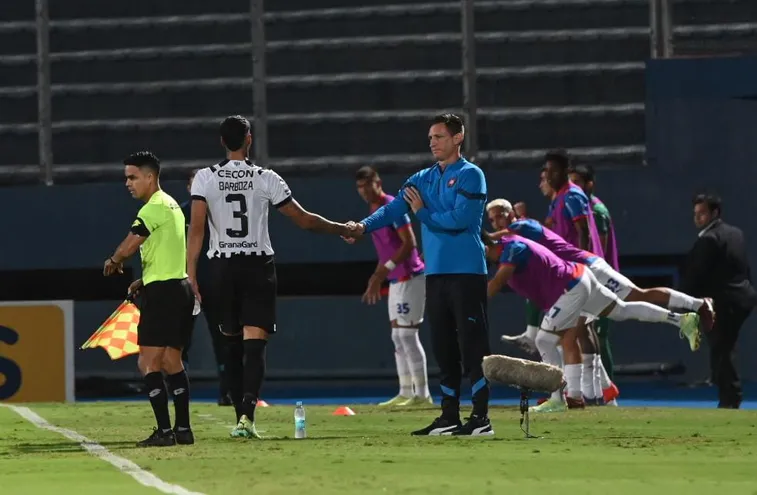 Alexander Barboza (3), futbolista de Libertad, abandona el campo saludando a Facundo Sava, entrenador de Cerro Porteño, después de recibir una insólita roja del árbitro Juan López.