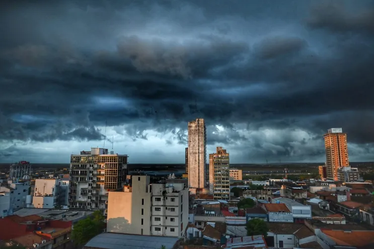 Vista del cielo en Asunción, donde también se incluye la alerta desde Meteorología.