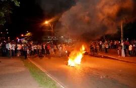 los-manifestantes-prendieron-fuego-a-varios-neumaticos-en-la-principal-avenida-de-concepcion-tras-el-incidente--234717000000-1769596.jpg