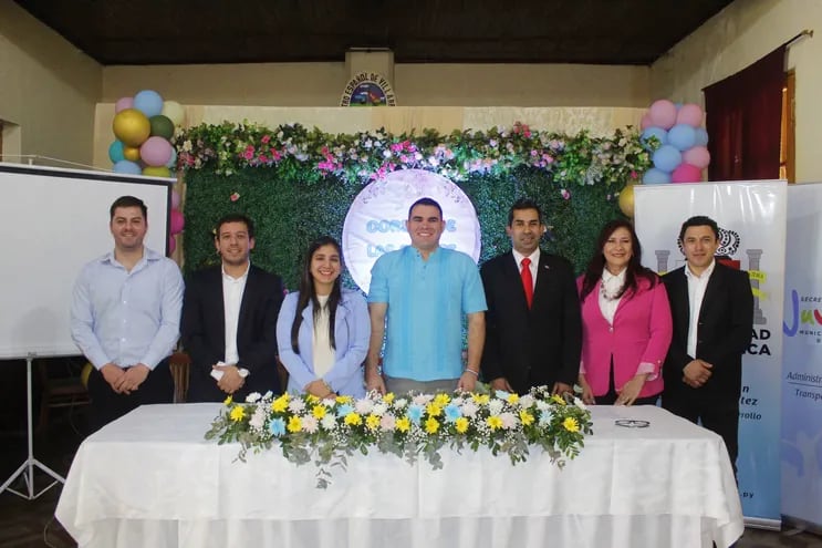 Autoridades municipales y departamentales durante el lanzamiento del "Corso de las flores" en Villarrica.