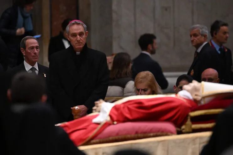 El arzobispo Georg Ganswein (2ndL) presenta sus respetos al Papa Emérito Benedicto XVI mientras su cuerpo yace en el estado en St. Basílica de San Pedro en el Vaticano, el 3 de enero de 2023.