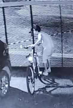 Momento en que el delincuente se apodera de la bicicleta