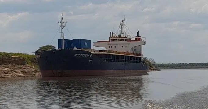 Un embarcación (Buque motor) se encuentra amarrado a orillas del río Paraguay, esperando que se realice el trabajo de dragado para seguir el viaje hacia el puerto de Asunción.