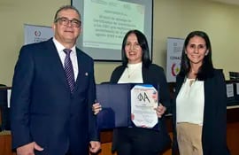 Víctor González, Marta Olmedo y Laura Núñez muestran la certificación internacional otorgada por el Organismo Nacional de Acreditación (ONA) del Conacyt.