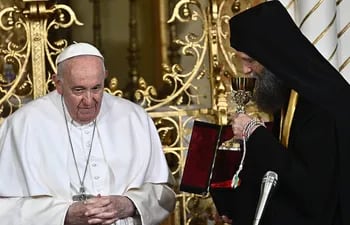 El Papa Francisco visita una comunidad católica griega en la iglesia de la Protección de la Madre de Dios durante su Viaje Apostólico en Budapest, Hungría, el 29 de abril de 2023.