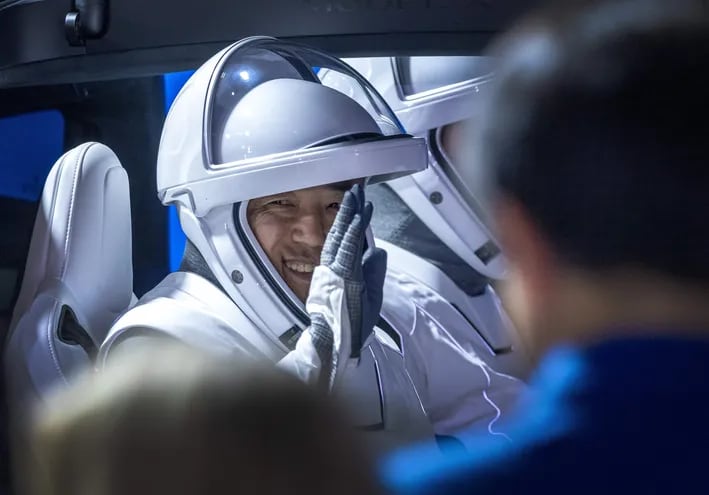 El astronauta Satoshi Furukawa, especialista de la misión JAXA (Agencia de Exploración Aeroespacial de Japón) y uno de los miembros de la Tripulación 7 de la NASA, gesticula durante la salida de la tripulación del Edificio de Operaciones y Revisión Neil A. Armstrong del Complejo de Lanzamiento 39A en Titusville, Florida, EE.UU.
