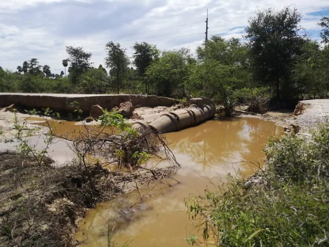 La furia del agua destrozó varios tramos del camino que conduce a Puerto Casado. Tras las precipitaciones, maquinaria del MOPC inició los trabajos de reparación.