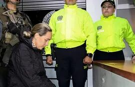 La colombiana Margareth Chacon Zuniga (i) permanece bajo custodia policial de su país tras ser expulsada por el Gobierno de El Salvador, en el caso del asesinato de Marcelo Pecci.  (AFP)