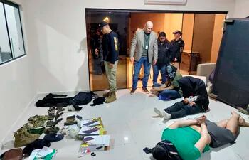 Los tres detenidos en la casa donde fueron atrapados, el pasado sábado en Asunción.