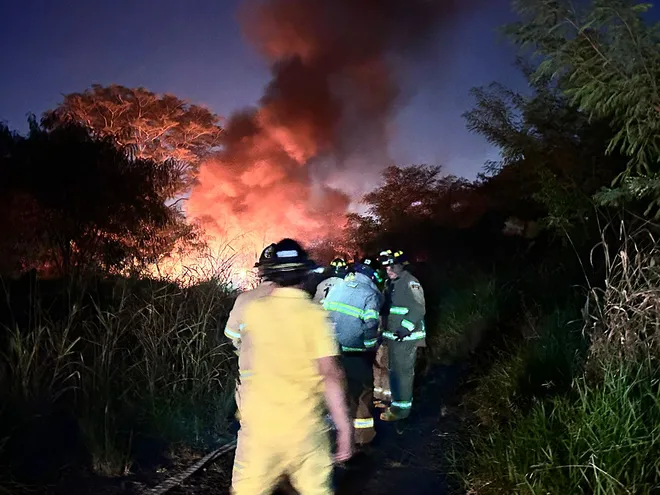Bomberos voluntarios lograron controlar las llamas en la cerro Ñemby