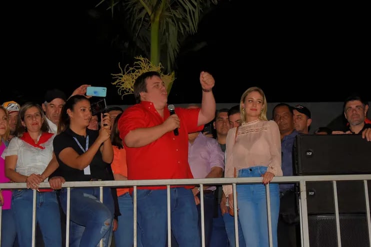 Gobernador electo de Guairá, César Luis Sosa Fariña (ANR), junto a su esposa Alejandra Bellenzier (d), durante la celebración de su victoria.
