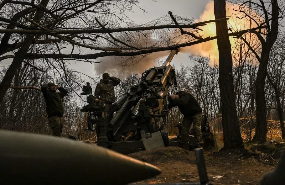 Soldados ucranianos en el área de Bajmut, donde desde hace semanas tienen lugar duros enfrentamientos por lo que es considerada una localidad estratégica para los intereses de Ucrania y Rusia en la guerra.