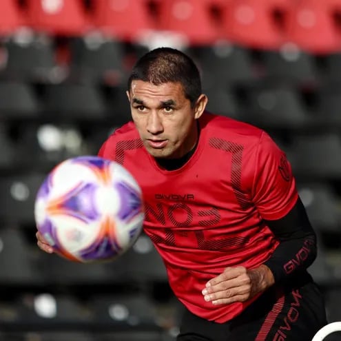 Víctor Gustavo Velázquez (32 años) es pretendido por Cerro Porteño para potenciar su defensa.