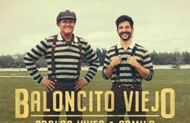 Carlos Vives y Camilo en la portada del sencillo "Baloncito viejo", caracterizados como dos jugadores de fútbol de antaño.