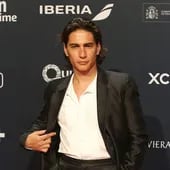 El actor uruguayo Enzo Vogrincic posa muy elegante en la alfombra roja de los Premios Platino, ayer sábado en Cancún (México).