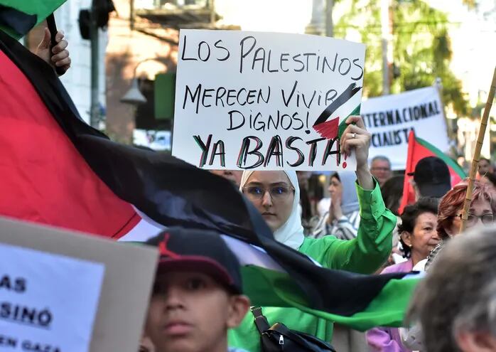 Personas se manifiestan a favor de Palestina en Asunción, el pasado sábado.