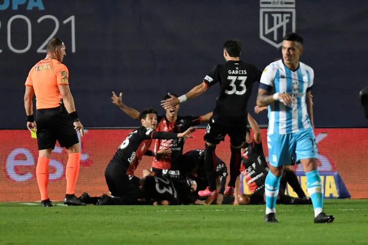 Jugadores de Colón celebran el segundo gol contra Racing, durante la final de la Liga Profesional de Fútbol de Argentina en el estadio San Juan del Bicentenario, en San Juan (Argentina).