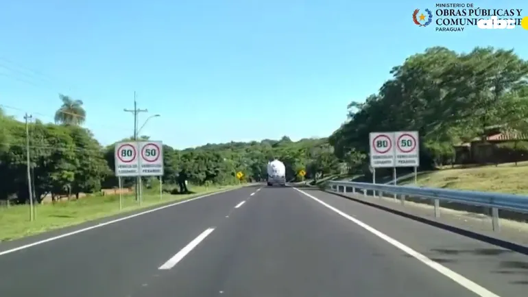 Las señales en rutas advierten el límite de velocidad.