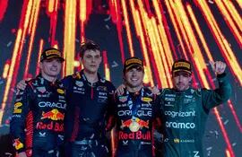 El español Fernando Alonso (Aston Martin), junto a los pilotos de Red Bull, el mexicano Sergio Pérez y el neerlandés Max Verstappen, en el podio del Gran Premio de Arabia Saudita.