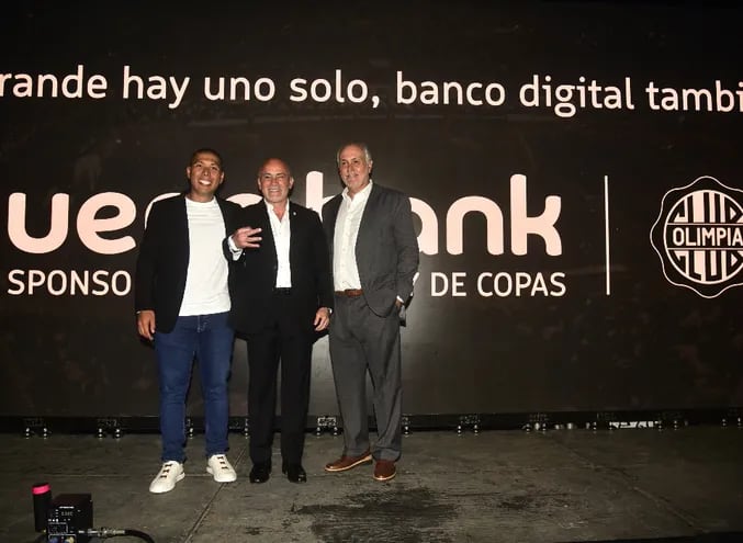 Miguel Vázquez Villasanti, CEO de ueno bank, Miguel Cardona, presidente del Club Olimpia, y Eduardo  Gross Brown Costa.