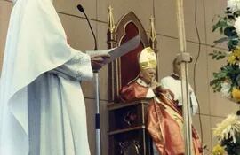 el-recordado-arzobispo-de-asuncion-mons-ismael-rolon-le-dio-la-bienvenida-a-juan-pablo-ii-en-u-guasu--204649000000-410021.jpg