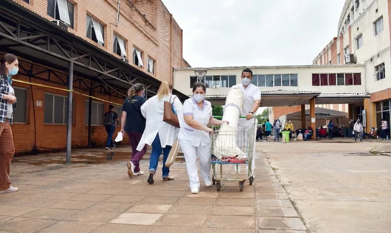 En el Hospital de Clínicas se está inmunizando contra el covid-19 al personal de Contingencia, de Terapia y de Urgencias.