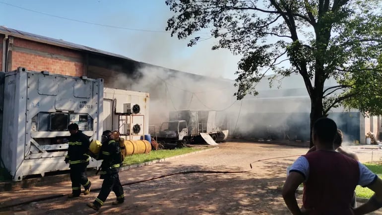 Reportan un incendio de gran magnitud en Luque