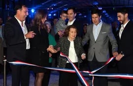 Sara Miltos de Pecci encabezó la inauguración junto a sus hijos Jorge y Juan.
