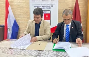 Javier Romero Franco y Filemón Villar firmando el convenio.
