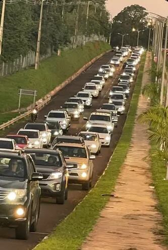 Fila de vehículos de turistas brasileños ingresando a Saltos del Guairá, el último fin de semana.