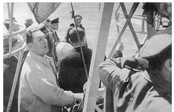 Juan Domingo Perón en la cañonera Paraguay, tras el golpe militar de 1955