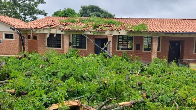 Temporal de fuertes ráfagas de vientos destruye dos aulas en escuela de Caballero.