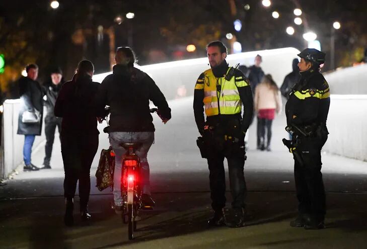La Policía patrulla la ciudad de Zwolle, en Holanda.