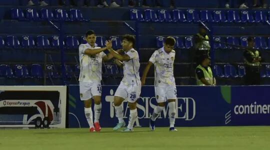Rodrigo Rojas (i) celebra su gol para el Sportivo Luqueño ante Sol de América, junto a sus compañeros.