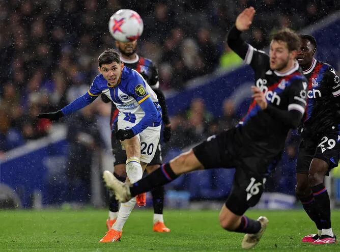 Julio Enciso  remata el balón hacia la portería del Crystal Palace, durante el partido que Brighton ganó ayer 1-0 en partido de regularización de la Liga Premier.