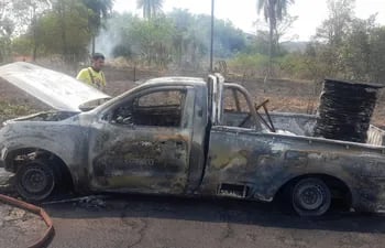 Camioneta perteneciente a Copaco que ardió en llamas.