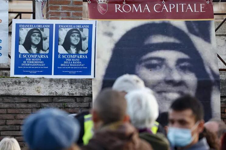 Carteles que muestran a Emanuela Orlandi, una adolescente del Vaticano desaparecida en 1983 a los 15 años, cuelgan de una pared durante un mitin en Via della Conciliazione cerca de la Ciudad del Vaticano, en Roma, Italia.