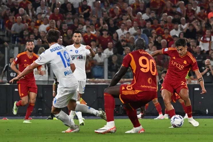 Paulo Dybala remata el balón para anotar su segundo gol personal en la goleada 7-0 que logró ayer Roma sobre Empoli.